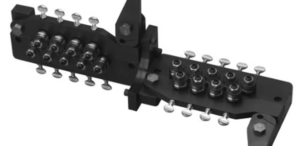 Redressage de fil ou tube avant coupe en bornes